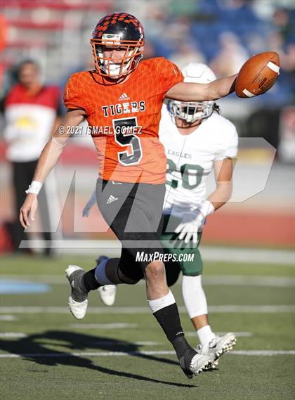 Thumbnail 1 in Stratton vs. Cheyenne Wells (CHSAA Class A 6-Man Final) photogallery.
