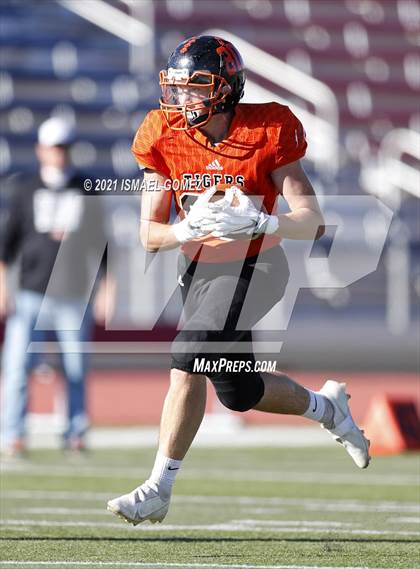 Thumbnail 3 in Stratton vs. Cheyenne Wells (CHSAA Class A 6-Man Final) photogallery.