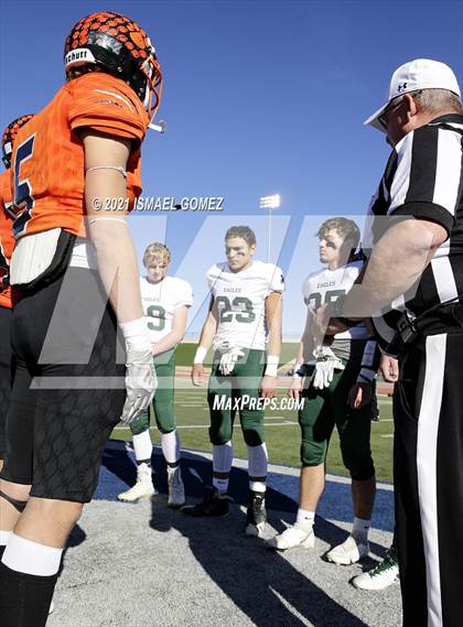 Thumbnail 3 in Stratton vs. Cheyenne Wells (CHSAA Class A 6-Man Final) photogallery.