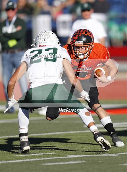 Thumbnail 2 in Stratton vs. Cheyenne Wells (CHSAA Class A 6-Man Final) photogallery.