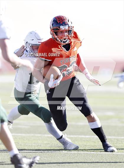 Thumbnail 2 in Stratton vs. Cheyenne Wells (CHSAA Class A 6-Man Final) photogallery.