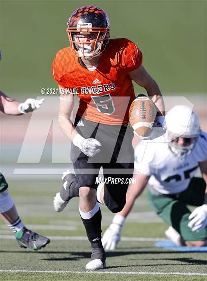 Thumbnail 2 in Stratton vs. Cheyenne Wells (CHSAA Class A 6-Man Final) photogallery.