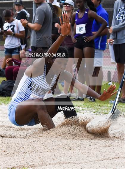 Thumbnail 3 in UIL 5A Region III Track & Field Meet photogallery.