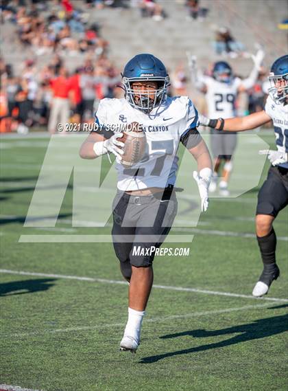 Thumbnail 2 in Centennial vs. Sierra Canyon photogallery.