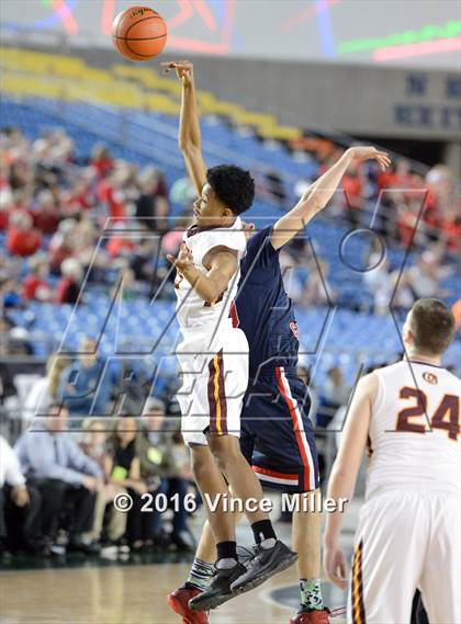 Thumbnail 2 in O'Dea vs Kennedy Catholic (WIAA 3A Semifinal)  photogallery.