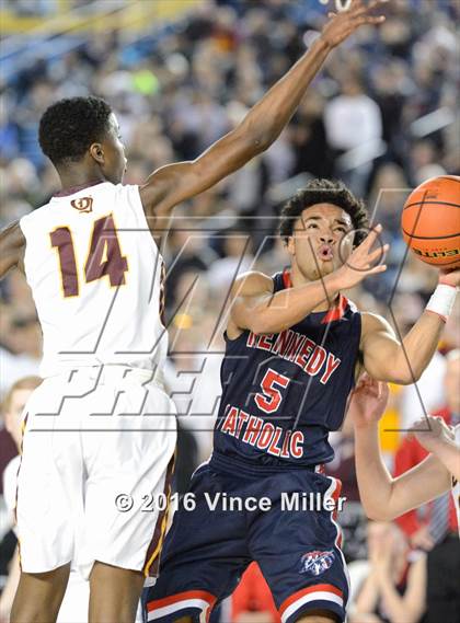 Thumbnail 3 in O'Dea vs Kennedy Catholic (WIAA 3A Semifinal)  photogallery.
