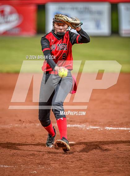 Thumbnail 2 in Flippin vs Green Forest (AAA 3A-1 District Tournament) photogallery.