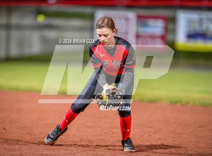 Thumbnail 2 in Flippin vs Green Forest (AAA 3A-1 District Tournament) photogallery.