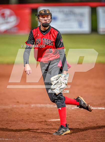 Thumbnail 2 in Flippin vs Green Forest (AAA 3A-1 District Tournament) photogallery.