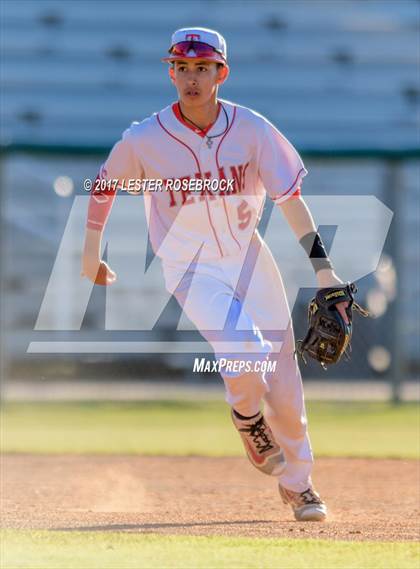 Thumbnail 3 in Floresville vs. Ray (UIL 5A Bi-district Playoffs) photogallery.