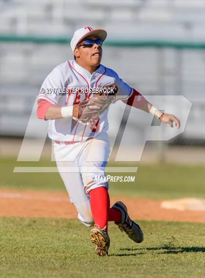 Thumbnail 1 in Floresville vs. Ray (UIL 5A Bi-district Playoffs) photogallery.
