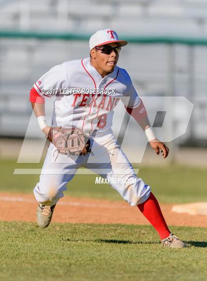Thumbnail 3 in Floresville vs. Ray (UIL 5A Bi-district Playoffs) photogallery.
