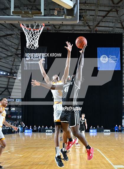 Thumbnail 3 in O'Dea vs. Mountlake Terrace (WIAA State Quarterfinal) photogallery.