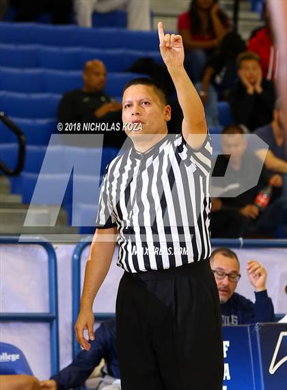Thumbnail 3 in Santa Monica vs. Chino Hills (Rolling Hills Prep State Preview Classic) photogallery.