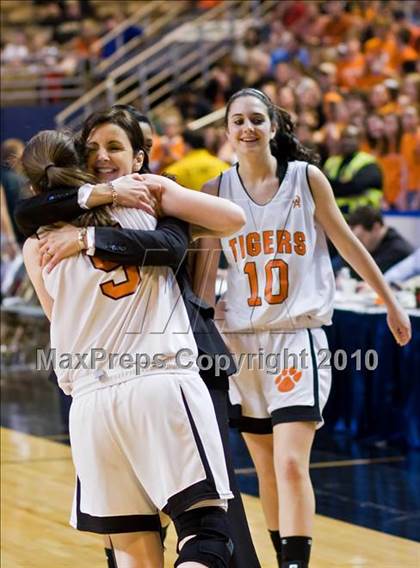 Thumbnail 3 in Millbury vs Oliver Ames (MIAA Division 2 Final) photogallery.
