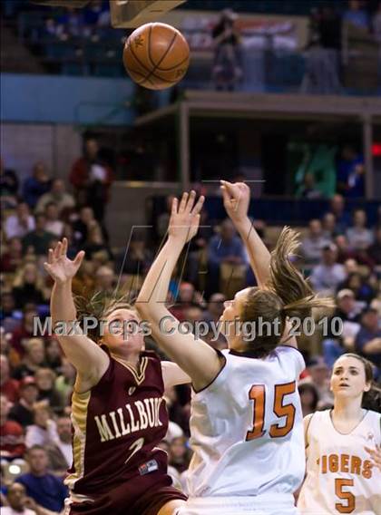 Thumbnail 2 in Millbury vs Oliver Ames (MIAA Division 2 Final) photogallery.