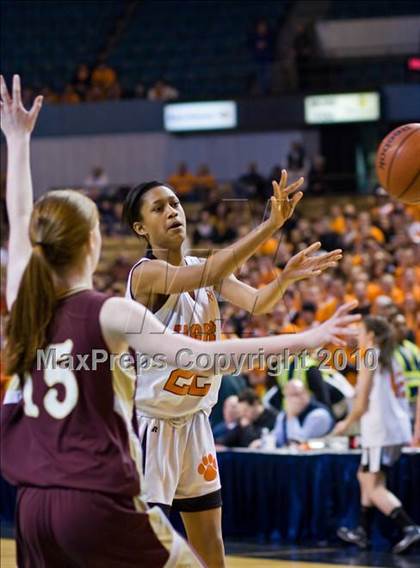 Thumbnail 1 in Millbury vs Oliver Ames (MIAA Division 2 Final) photogallery.