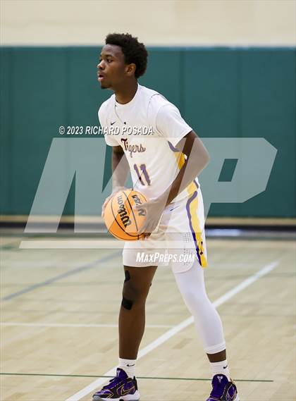 Thumbnail 1 in Selma vs. Lemoore photogallery.