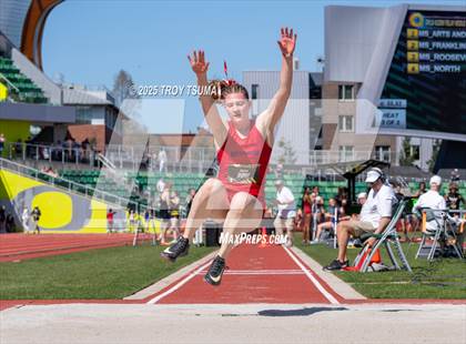 Thumbnail 2 in Oregon Relays photogallery.