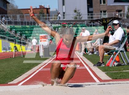 Thumbnail 2 in Oregon Relays photogallery.