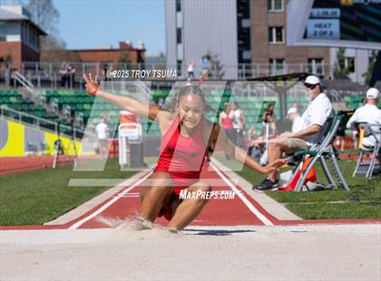 Thumbnail 1 in Oregon Relays photogallery.