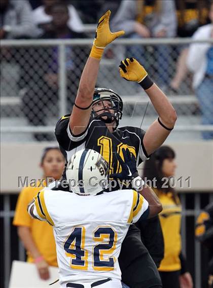 Thumbnail 3 in Klein Oak vs. Stony Point (5A Region 2 Area Playoffs) photogallery.