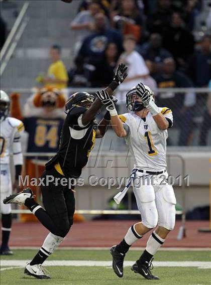 Thumbnail 1 in Klein Oak vs. Stony Point (5A Region 2 Area Playoffs) photogallery.