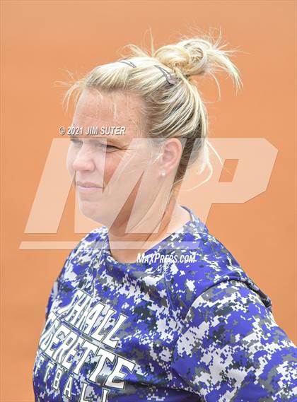 Thumbnail 2 in Thrall vs Granger (UIL 2A Regional Quarterfinal Playoff) photogallery.