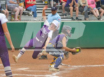 Thumbnail 3 in Thrall vs Granger (UIL 2A Regional Quarterfinal Playoff) photogallery.