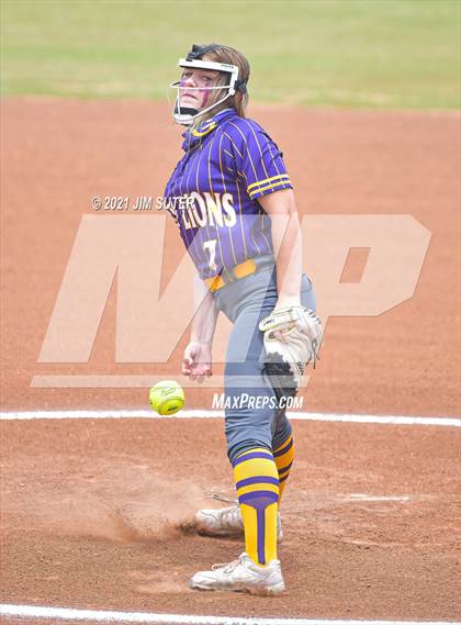 Thumbnail 2 in Thrall vs Granger (UIL 2A Regional Quarterfinal Playoff) photogallery.