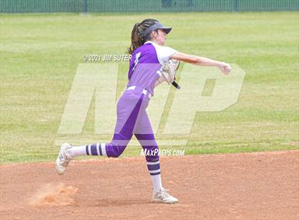 Thumbnail 3 in Thrall vs Granger (UIL 2A Regional Quarterfinal Playoff) photogallery.