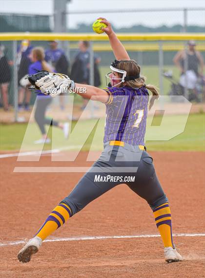Thumbnail 3 in Thrall vs Granger (UIL 2A Regional Quarterfinal Playoff) photogallery.
