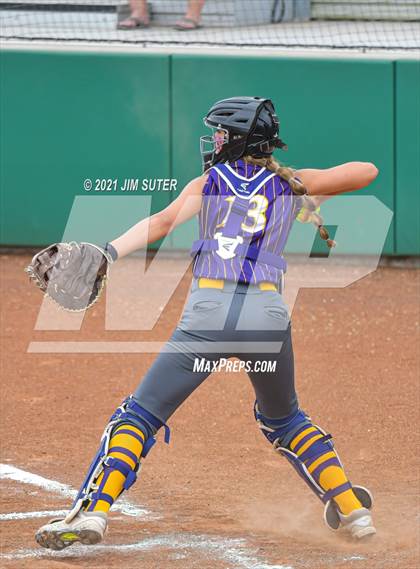 Thumbnail 2 in Thrall vs Granger (UIL 2A Regional Quarterfinal Playoff) photogallery.