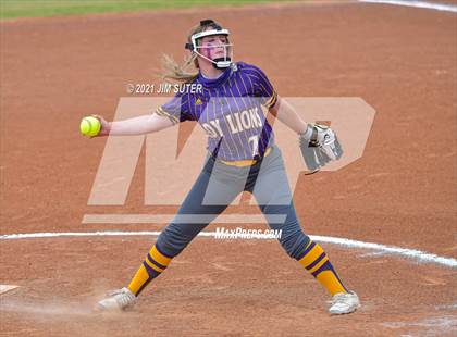 Thumbnail 2 in Thrall vs Granger (UIL 2A Regional Quarterfinal Playoff) photogallery.