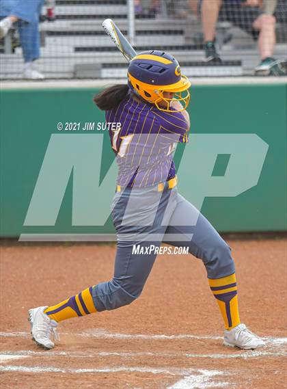 Thumbnail 3 in Thrall vs Granger (UIL 2A Regional Quarterfinal Playoff) photogallery.