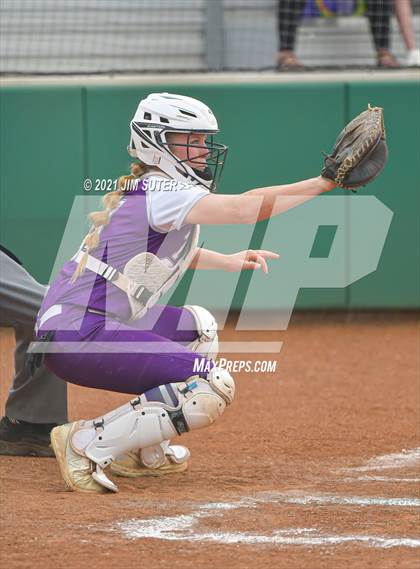 Thumbnail 2 in Thrall vs Granger (UIL 2A Regional Quarterfinal Playoff) photogallery.