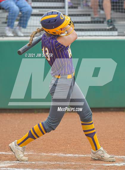 Thumbnail 2 in Thrall vs Granger (UIL 2A Regional Quarterfinal Playoff) photogallery.
