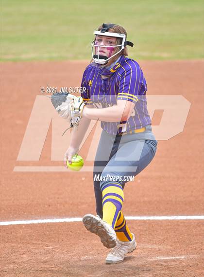 Thumbnail 3 in Thrall vs Granger (UIL 2A Regional Quarterfinal Playoff) photogallery.