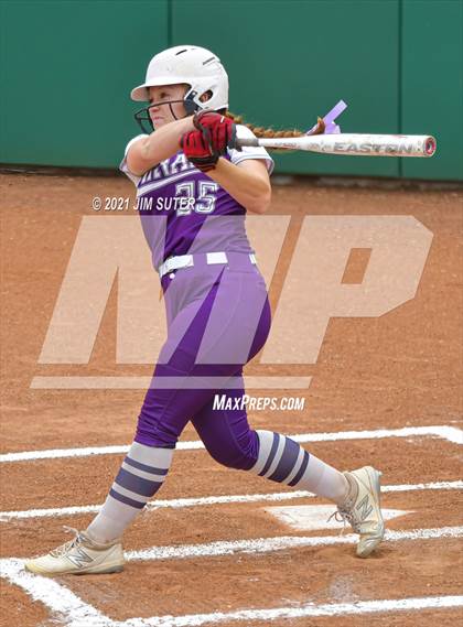 Thumbnail 2 in Thrall vs Granger (UIL 2A Regional Quarterfinal Playoff) photogallery.