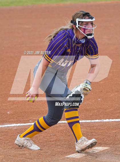 Thumbnail 2 in Thrall vs Granger (UIL 2A Regional Quarterfinal Playoff) photogallery.