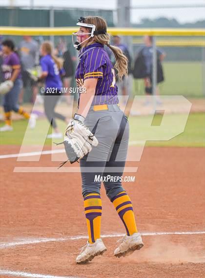 Thumbnail 1 in Thrall vs Granger (UIL 2A Regional Quarterfinal Playoff) photogallery.