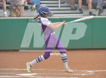 Thumbnail 2 in Thrall vs Granger (UIL 2A Regional Quarterfinal Playoff) photogallery.