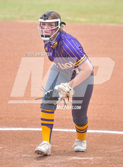 Thumbnail 2 in Thrall vs Granger (UIL 2A Regional Quarterfinal Playoff) photogallery.