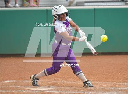 Thumbnail 2 in Thrall vs Granger (UIL 2A Regional Quarterfinal Playoff) photogallery.