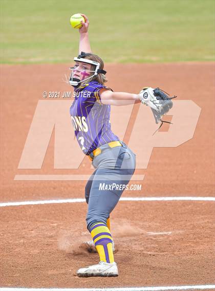 Thumbnail 2 in Thrall vs Granger (UIL 2A Regional Quarterfinal Playoff) photogallery.