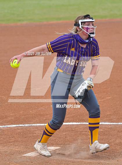 Thumbnail 2 in Thrall vs Granger (UIL 2A Regional Quarterfinal Playoff) photogallery.