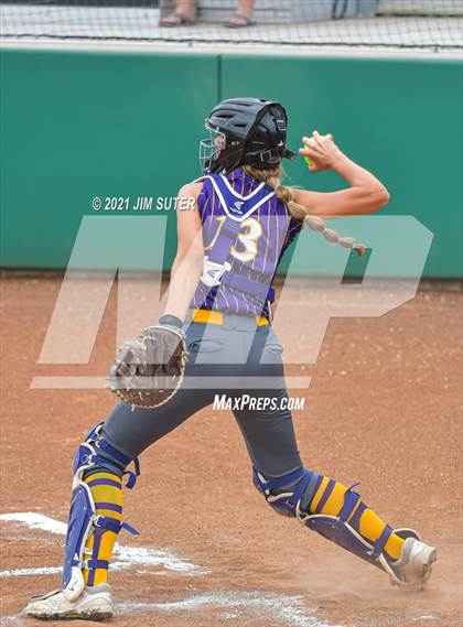 Thumbnail 3 in Thrall vs Granger (UIL 2A Regional Quarterfinal Playoff) photogallery.