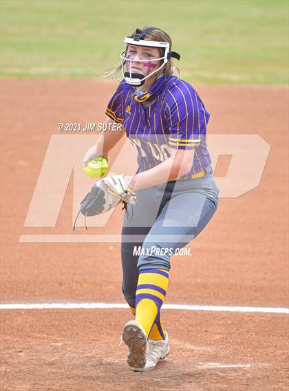 Thumbnail 2 in Thrall vs Granger (UIL 2A Regional Quarterfinal Playoff) photogallery.