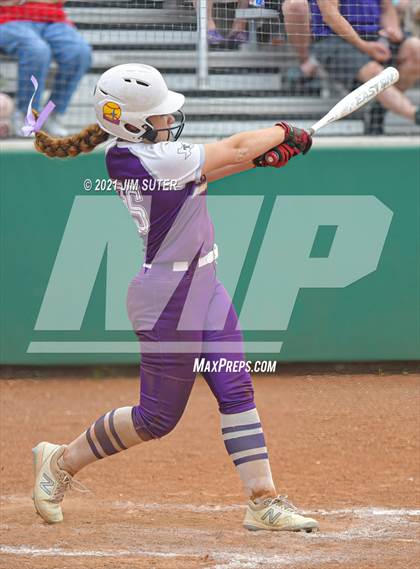 Thumbnail 3 in Thrall vs Granger (UIL 2A Regional Quarterfinal Playoff) photogallery.