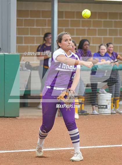 Thumbnail 2 in Thrall vs Granger (UIL 2A Regional Quarterfinal Playoff) photogallery.